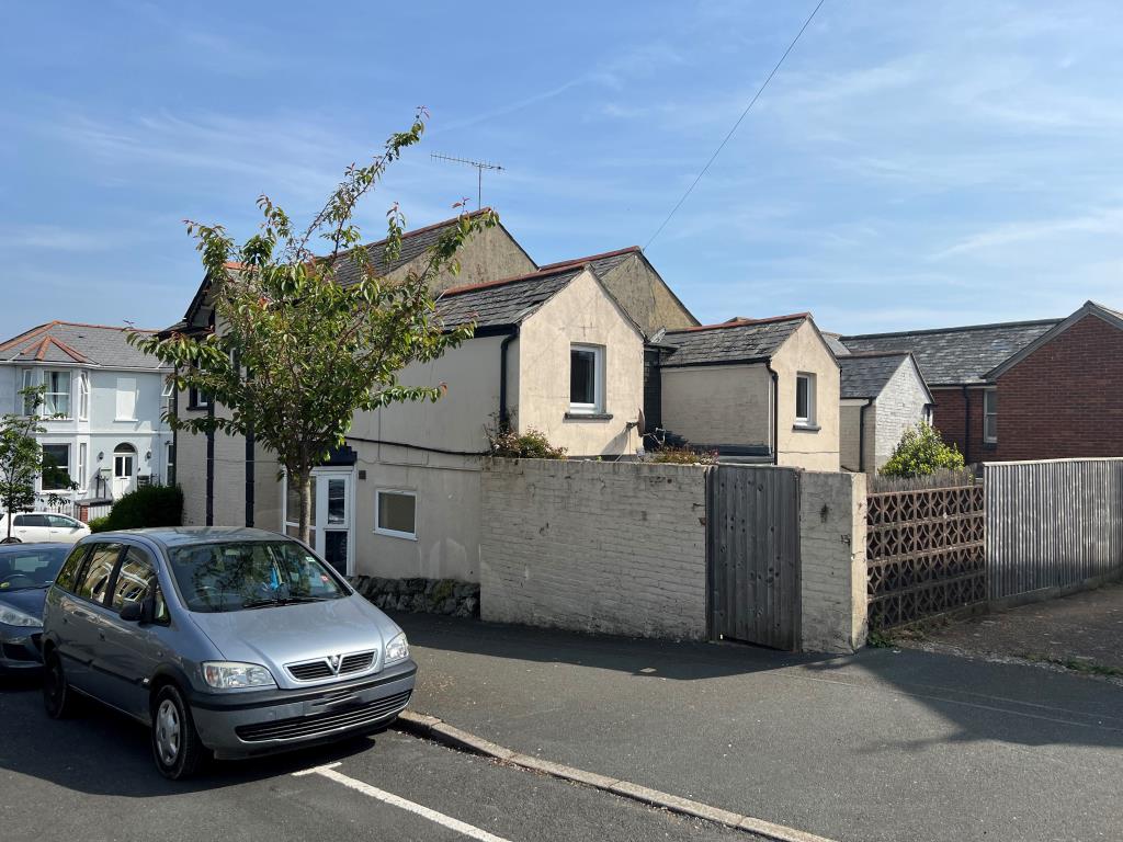 Lot: 85 - TOWN CENTRE SIX-BEDROOM HOUSE WITH POTENTIAL - Rear and side view of the building
